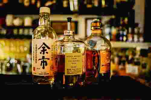 テーブルの上に置かれた蒸留酒