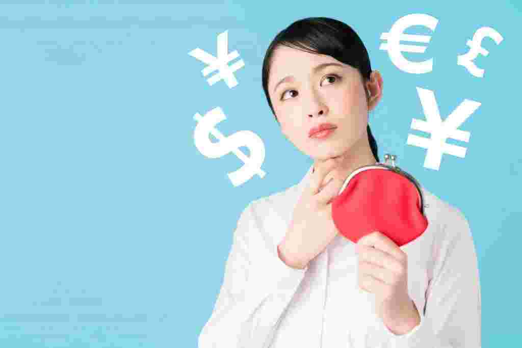 がま口財布を手にし、値段がいくらか考える女性