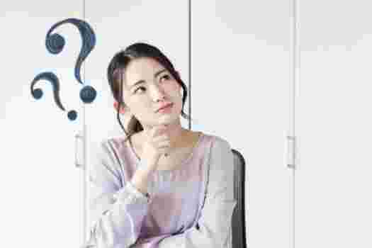 疑問を抱く女性