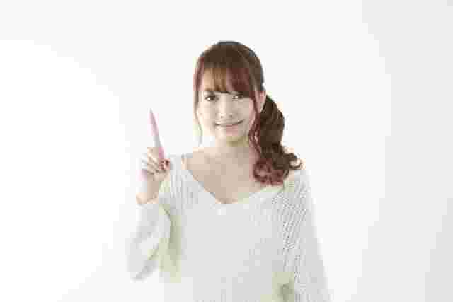 指を指す女性