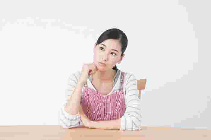 賞味期限について考えている様子の女性