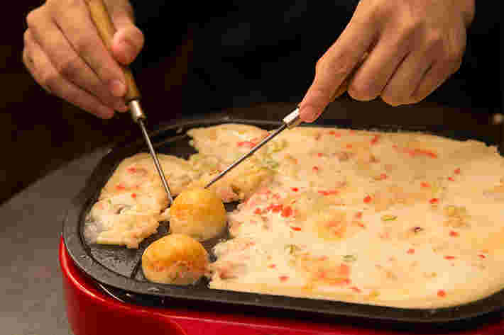 たこ焼きをひっくり返している