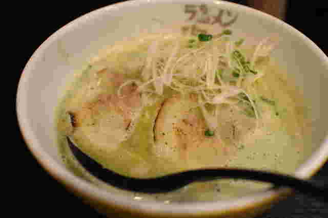 ラーメン海鳴 - 緑のラーメン