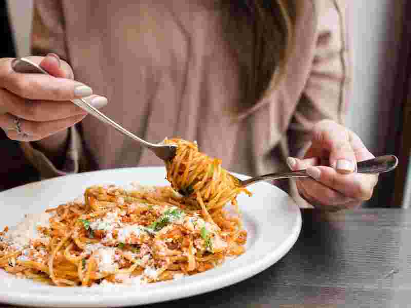 パスタを食べようとしている女性の手元