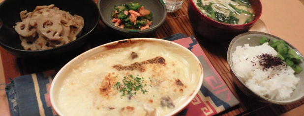食卓にグラタンとごはん