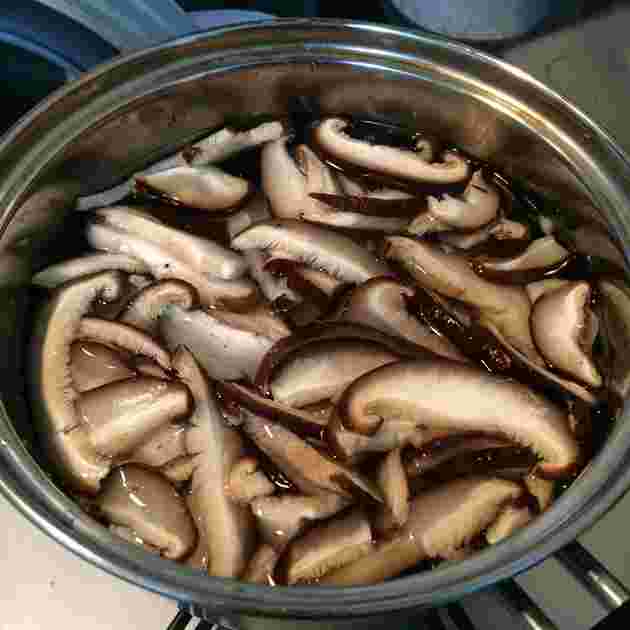 一晩かけて椎茸から出汁を作っている鍋