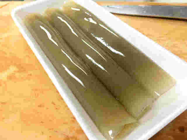 くるくる巻いた状態でパックに入れられたおきゅうと