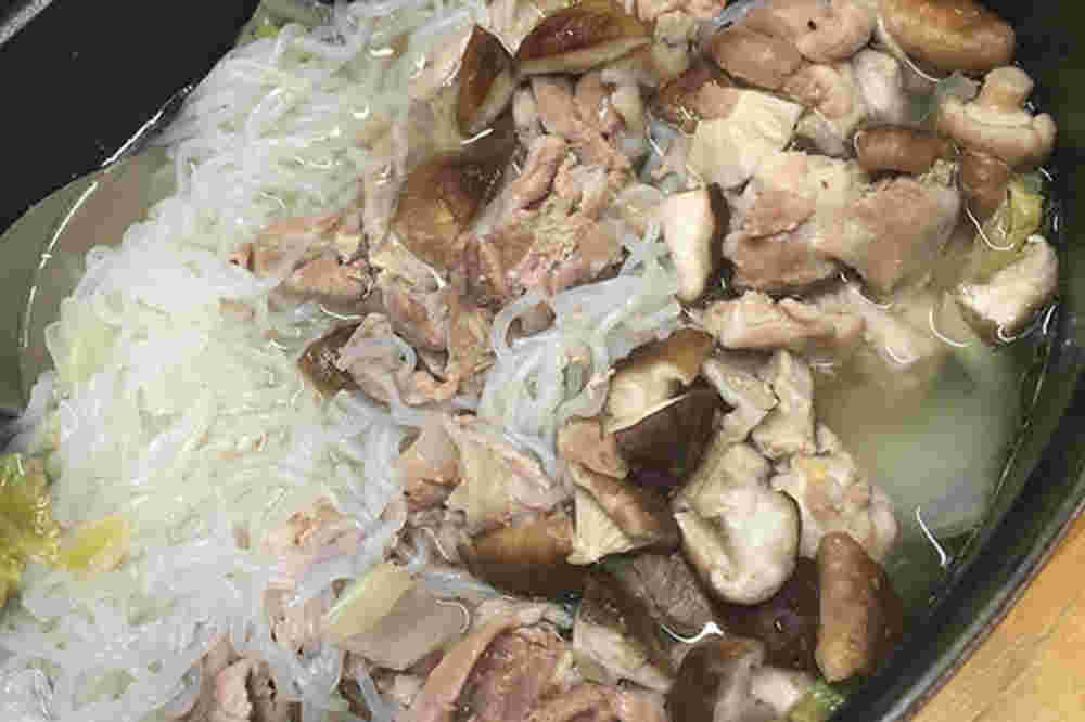 鍋に材料をいれていく