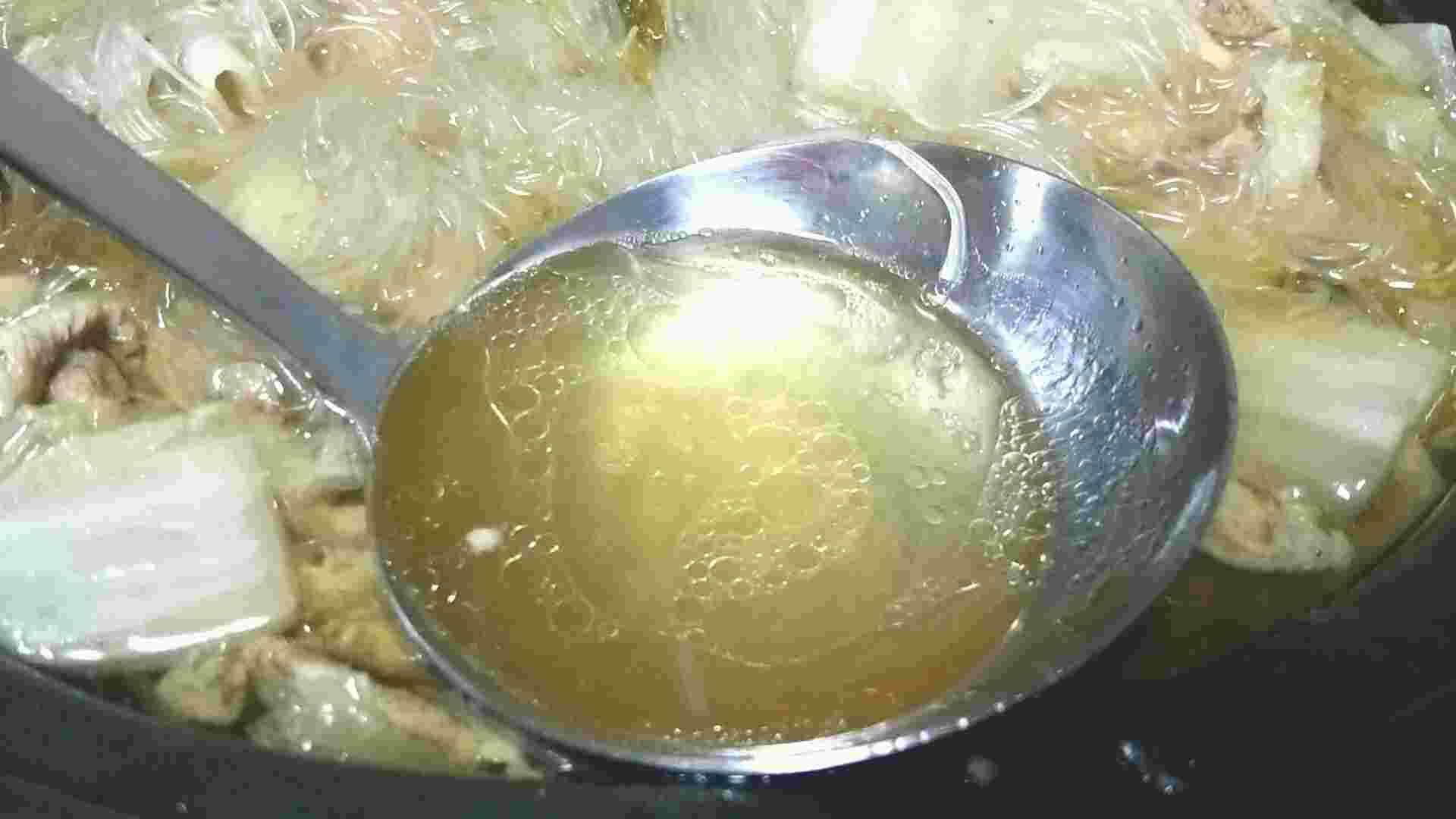 余計な味付けをしないのがピェンロー鍋スープの出汁で和風だしがスプーンにすくいとられてる。
