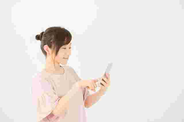 スマホを操作する女性