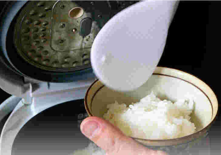 ご飯をよそっている様子