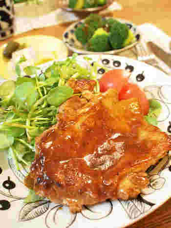 A1ソースをかけたチキンステーキ