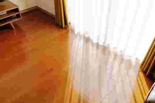 明るい部屋の窓側