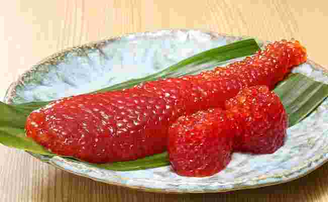 すじこを皿に盛り付けて紹介