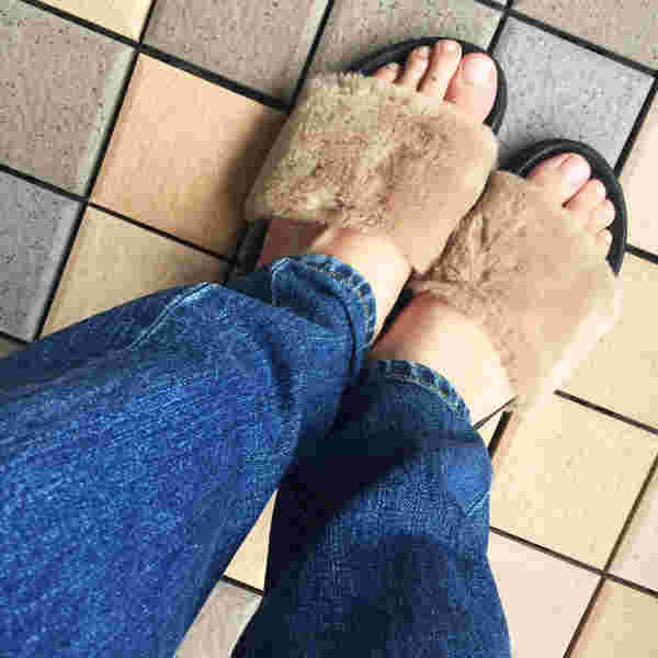 素足にファーサンダル