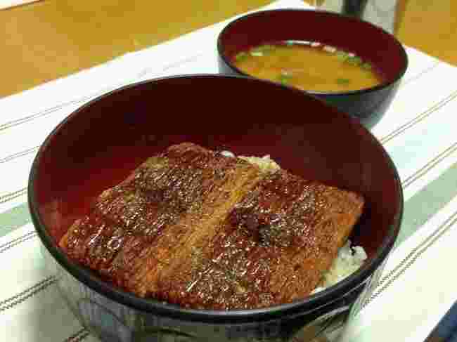 うな次郎をご飯の上にのせてうな丼にした様子