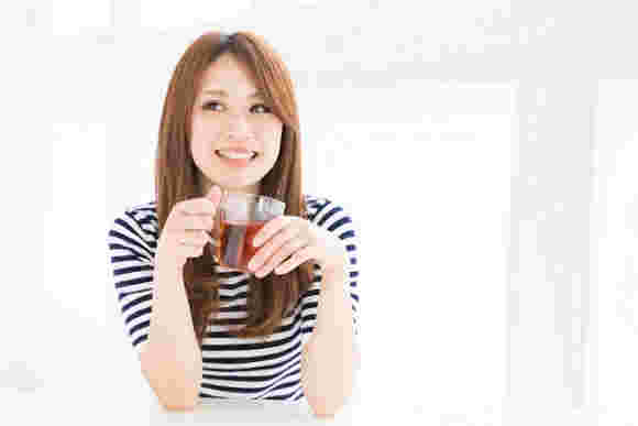 ハーブティーを飲む女性