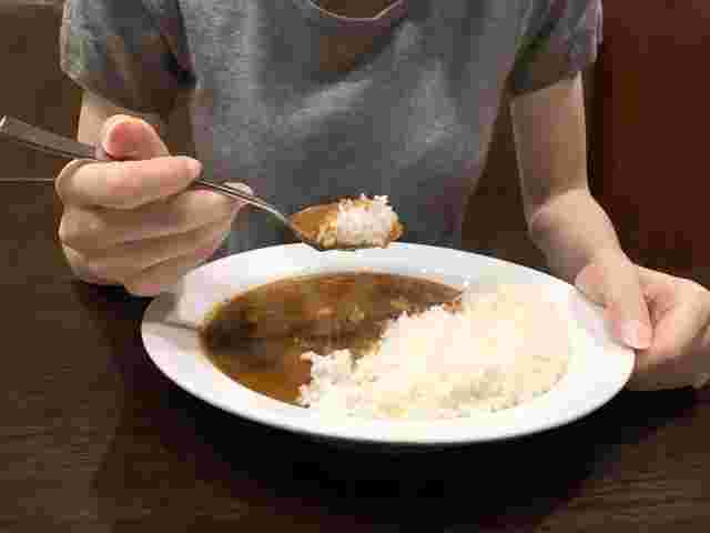 カレーを食べている女性