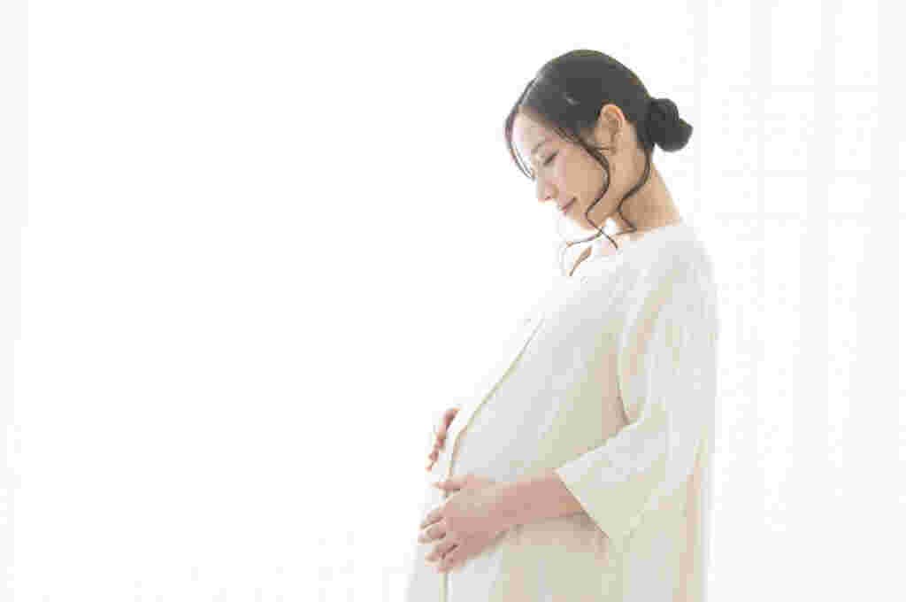 妊娠してお腹が大きい女性