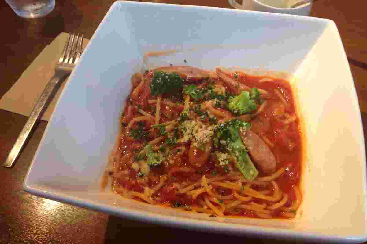 トマトソースパスタ