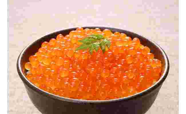いくらの醤油漬けを器に盛る