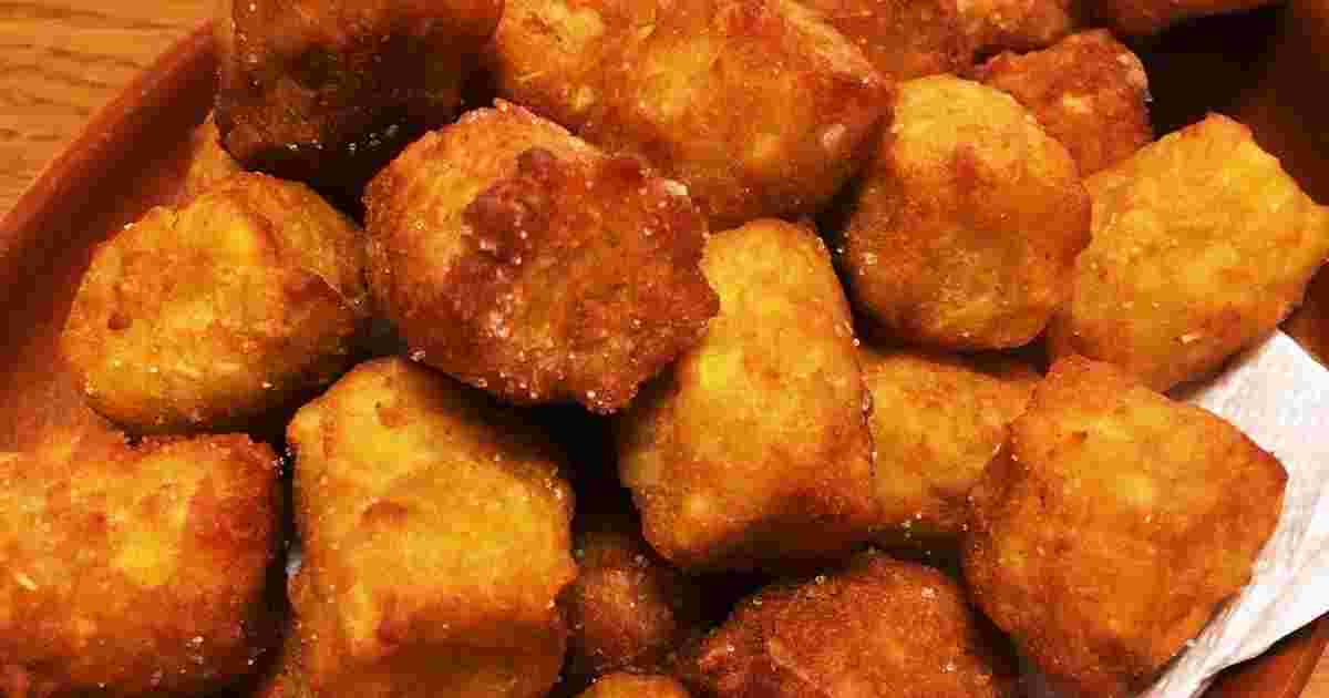 小さい形の揚げ物が大量にかごに入れられている