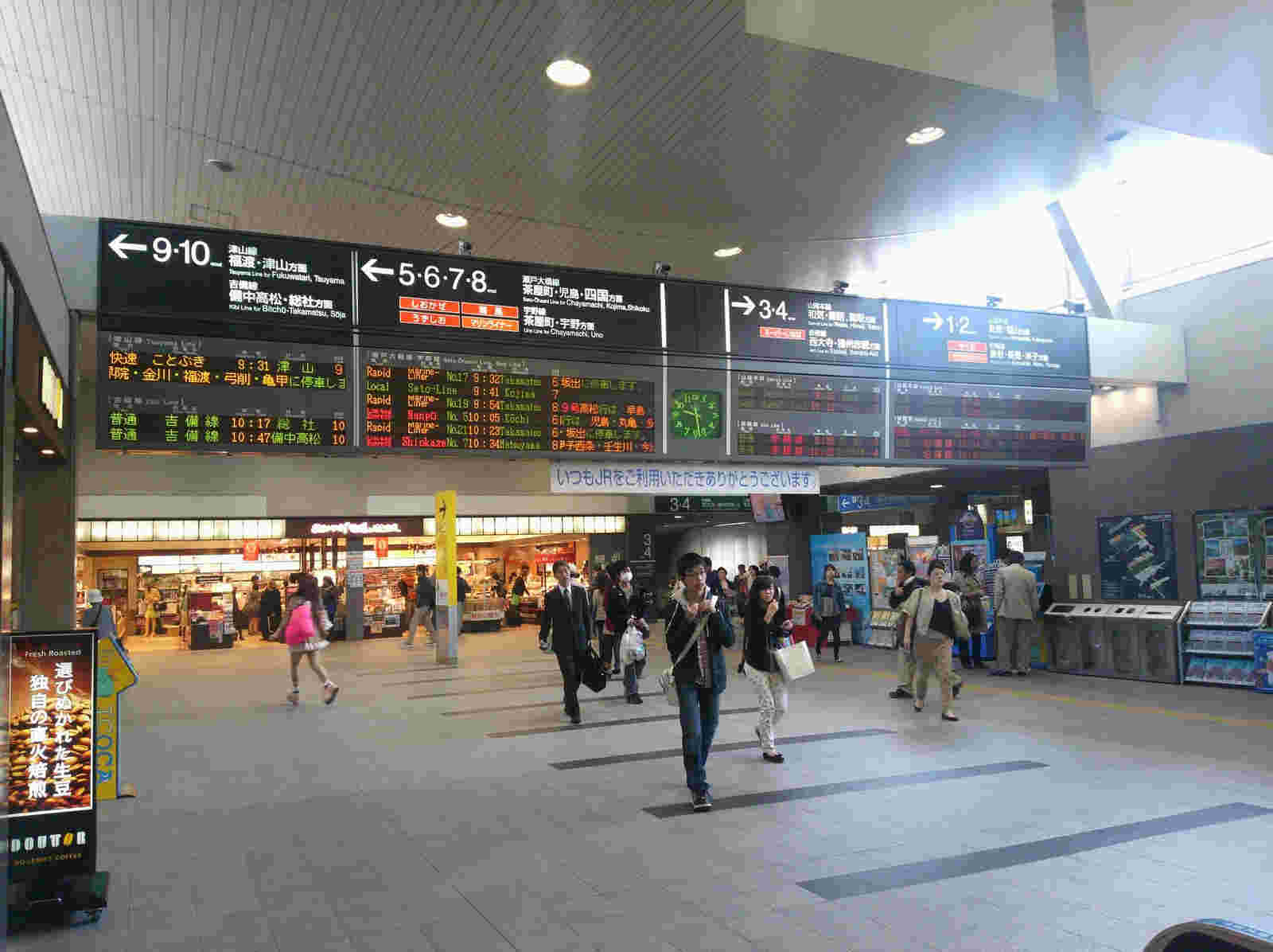 広々とした岡山駅構内