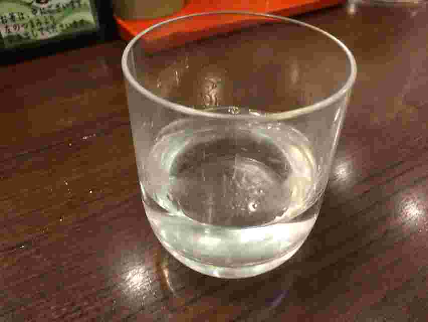 焼酎を透明のグラスでストレートで飲む