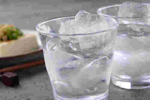 グラスに氷がいっぱいに入れられていて焼酎が8分目まで注がれている