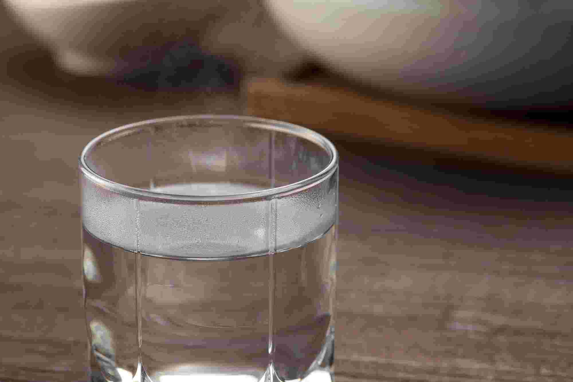 焼酎を透明のグラスでお湯割りにしている