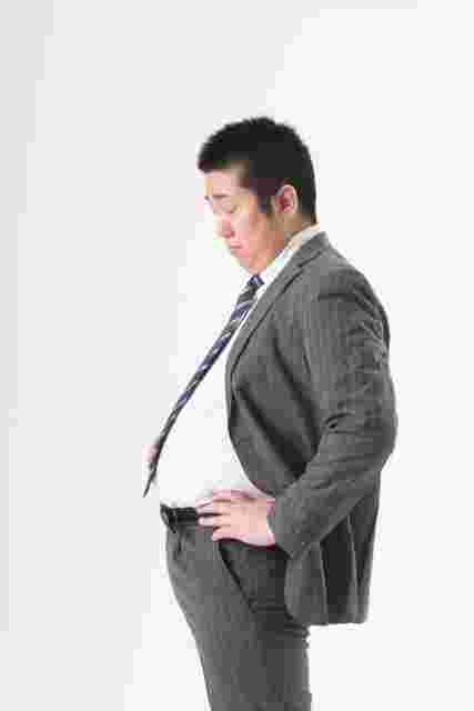 スーツを着たぽっちゃりした男性