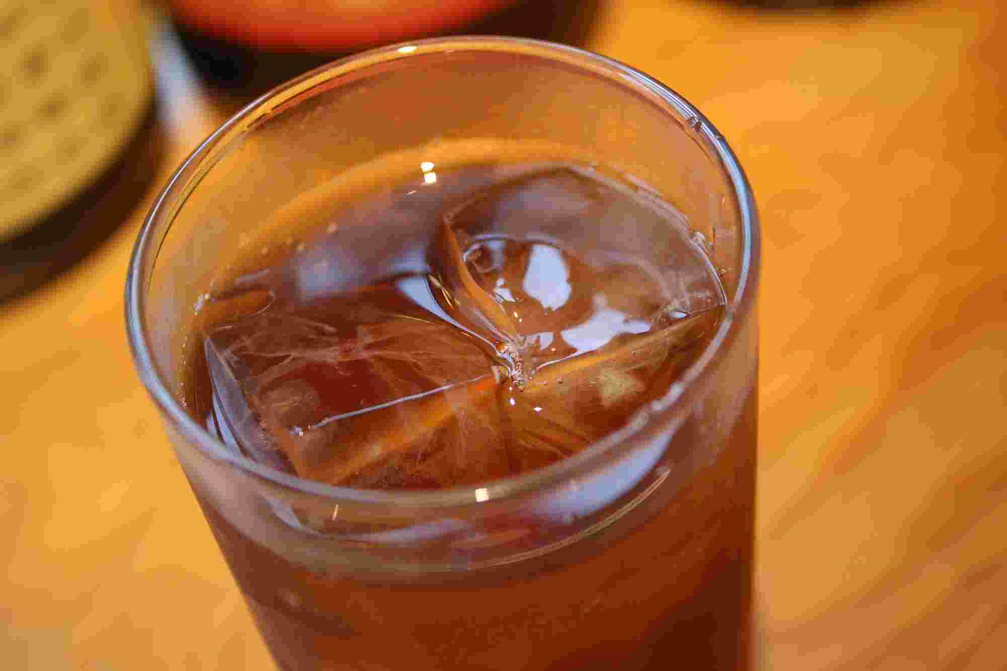 グラスに注がれた焼酎のウーロン茶割り