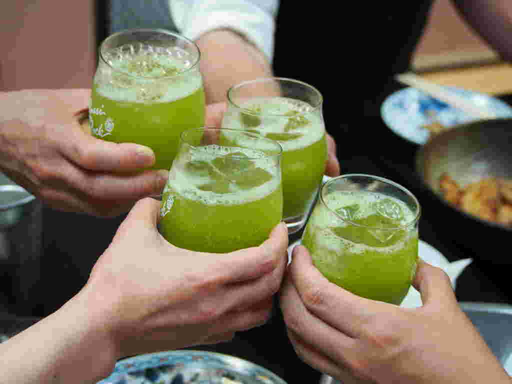 4人で緑茶割りで乾杯