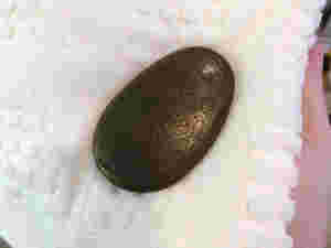 薄型鉄玉子を乾いたタオルで拭く様子
