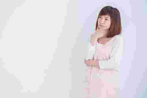 あごに手を当て、考える女性