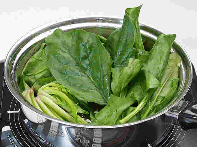 野菜を湯がいている様子