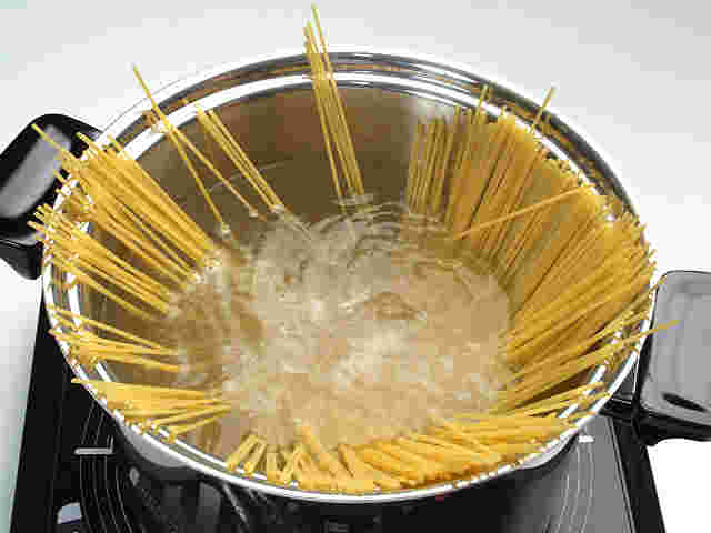 鍋でパスタを茹でている様子