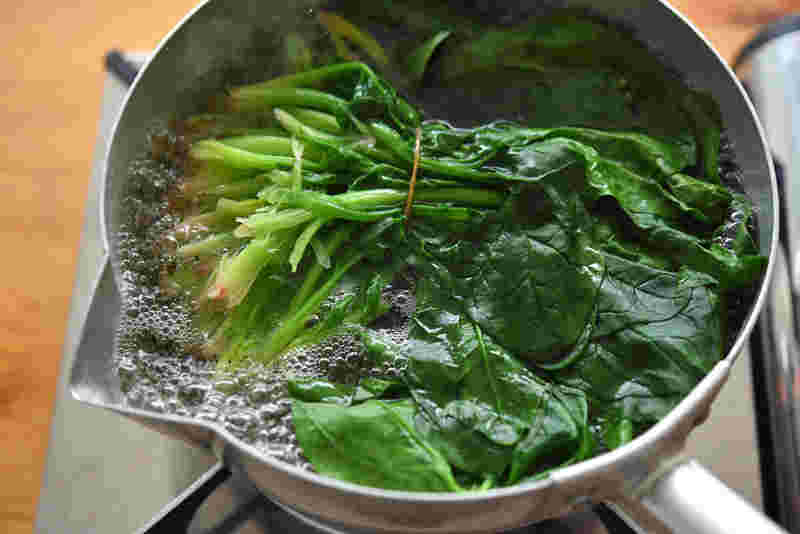 ほうれん草を湯がいている様子
