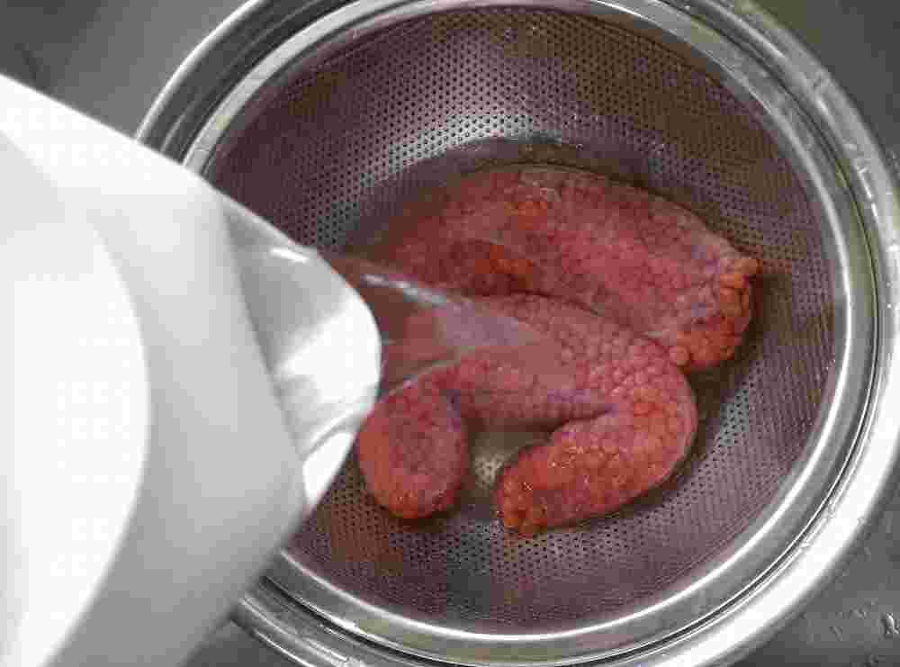 すじこをボウルやざるに受けて熱湯をかける