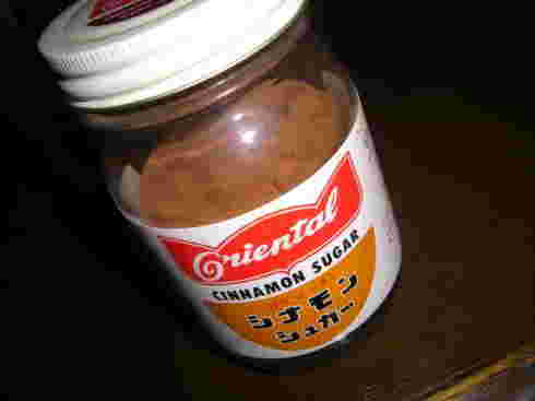 木の机の上にシナモンシュガー