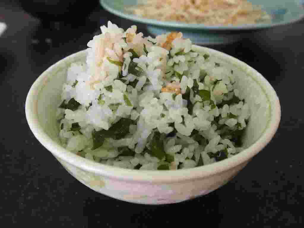 白い茶碗のわかめごはん