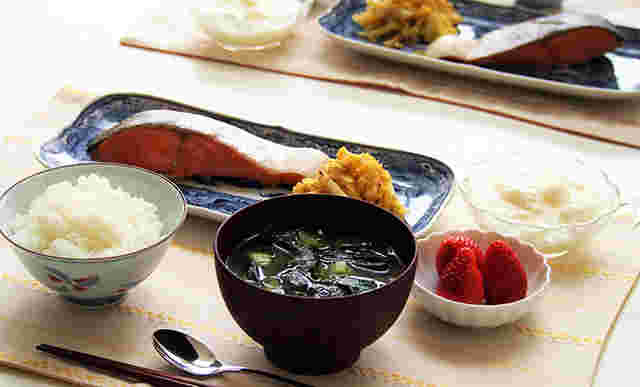 わかめの味噌汁と鮭とイチゴと白米