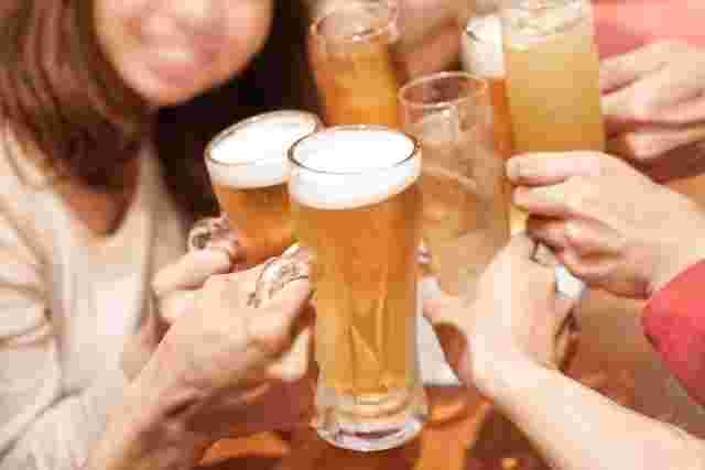 ビールを乾杯している様子