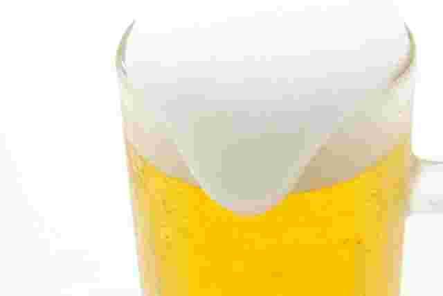 泡がこぼれるビールの様子