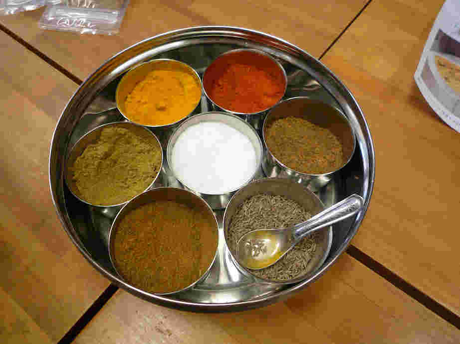 インドカレーを作るために並べられたスパイス