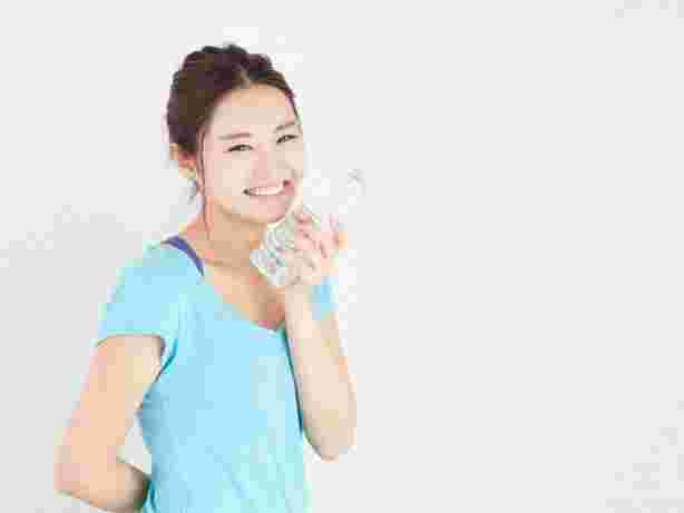 水をもった女性