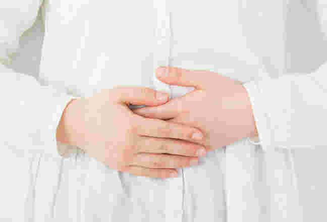 お腹を触る女性