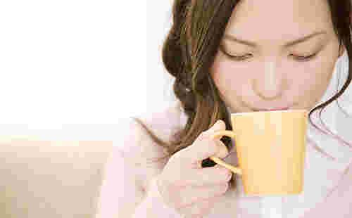 飲み物を飲む女性