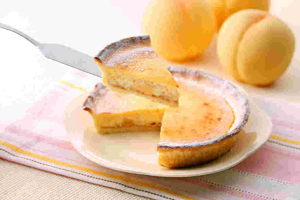 カットされた美味しそうなチーズタルト