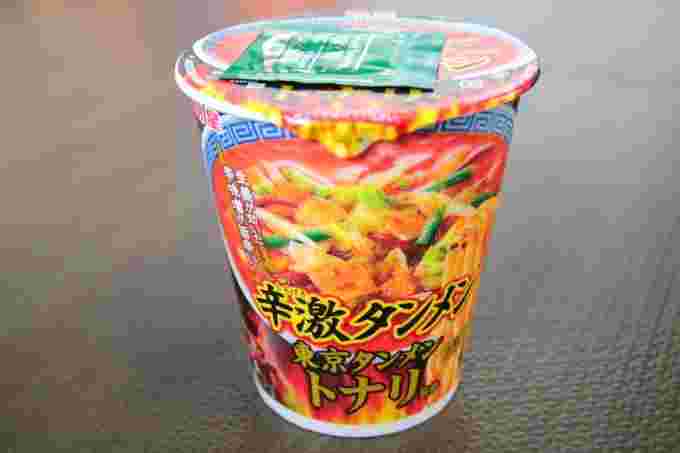 細長いカップ麺に描かれている食材が辛そう